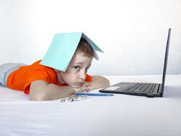 Dečak ADHD, domaći, dosada , laptop