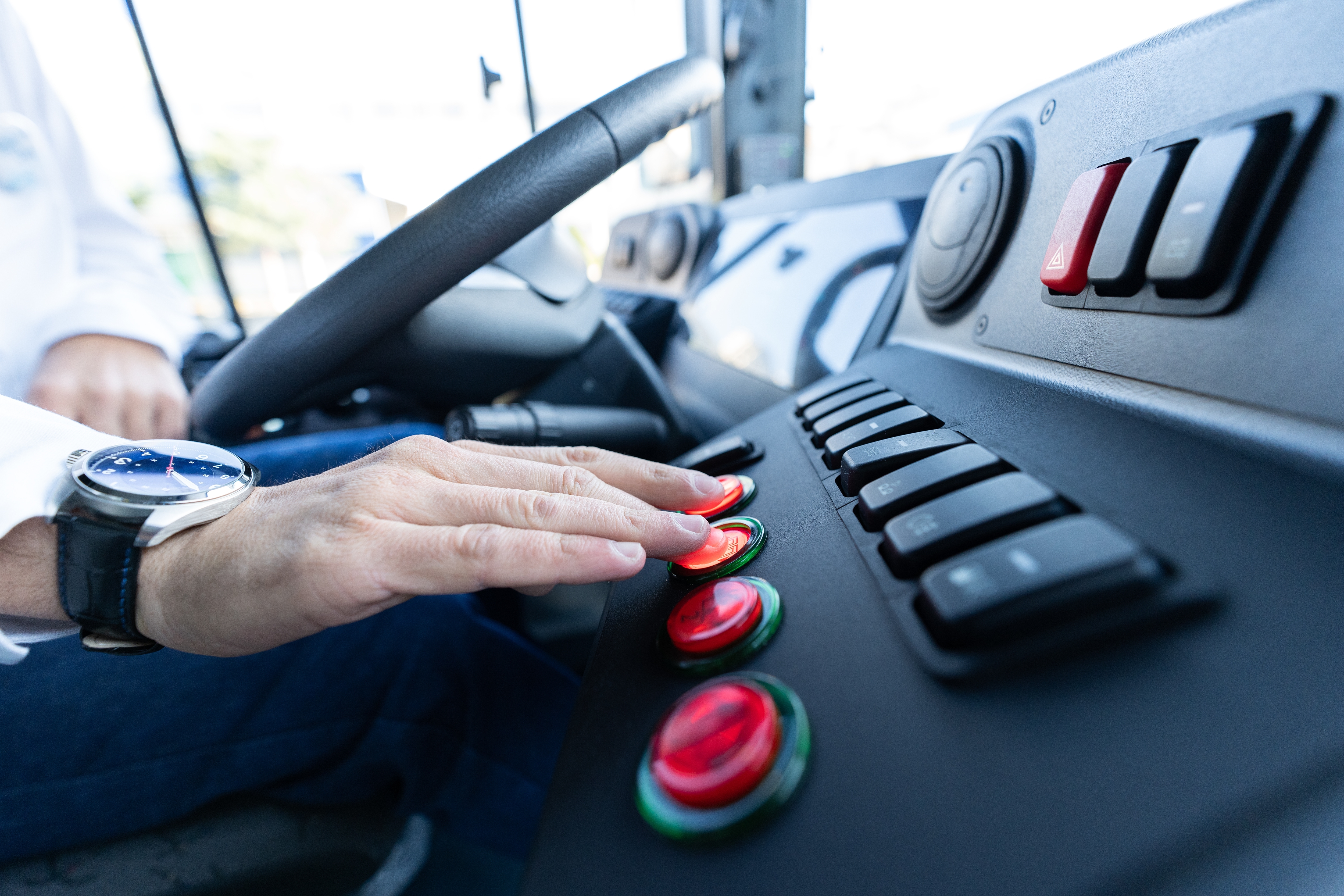 Snimljena zastrašujuća scena! Maloletnik se popeo na krov autobusa u pokretu kod Prijepolja