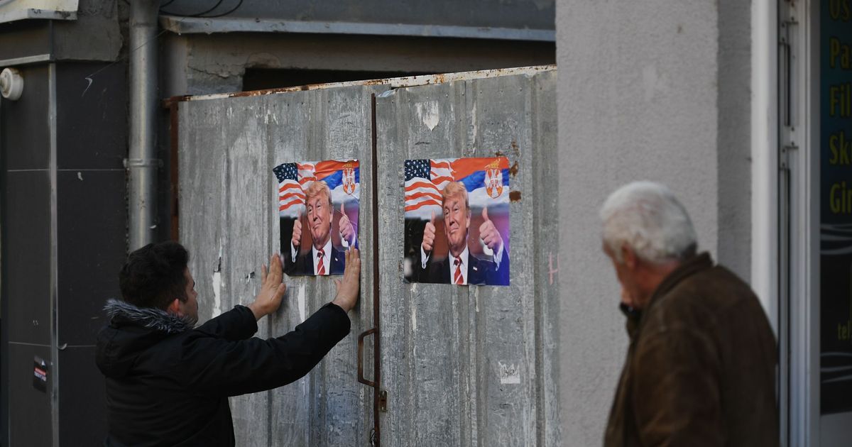 Centar Severne Mitrovice oblepljen plakatima u znak podrške Trampu