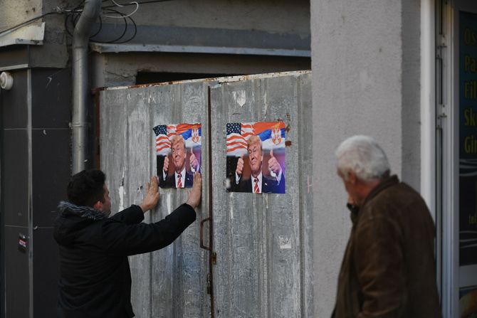 Centar Severne Mitrovice oblepljen plakatima Donalda Trampa