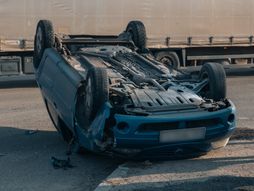 Saobraćajna nesreća, prevrnut automobil
