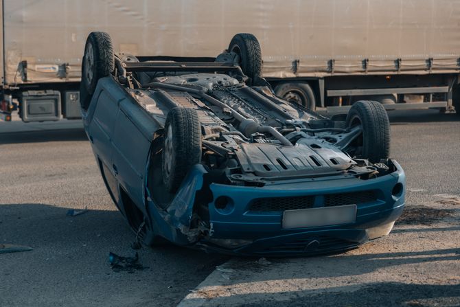 Saobraćajna nesreća, prevrnut automobil Saobraćajna nesreća, prevrnut automobil