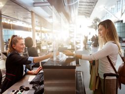 Aerodrom, devojka, pasoška kontrola