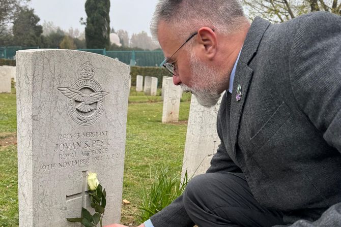 Ministar Ristić položio venac na groblju Komonvelta Ministar Ristić položio venac na groblju Komonvelta