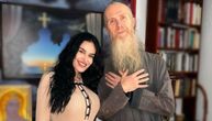 Indi se slikala pored monaha Arsenija, usijale se mreže zbog njegovih ruku: "Zašto propagira veliku Albaniju?"