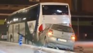 Vozač skrenuo sa puta pa probio ogradu kod autobuske stanice: Udes u Čačku