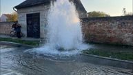 Gejzir visok skoro kao kuća: Voda šiklja na sve strane, poplavljena cela ulica u Pančevu, snimak za nevericu