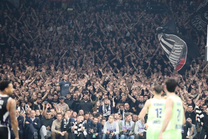 KK Partizan - KK Barselona navijači