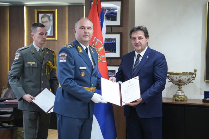 Ministar Gašić uručio ukaze o unapređenjima i postavljenjima na nove dužnosti Ministar Gašić uručio ukaze o unapređenjima i postavljenjima na nove dužnosti