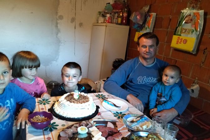 Porodica Jovanović iz sela Široka planina kod Trgovišta Porodica Jovanović iz sela Široka planina kod Trgovišta