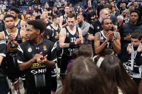 Mateuš Ponitka, Džejlin Smit, KK Partizan, navijači Mateuš Ponitka, Džejlin Smit, KK Partizan, navijači