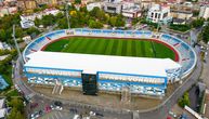 Skandal u Prištini! Navijači tzv. Kosova okačili zastavu sa likom teroriste OVK na stadionu "Fadilj Vokri"