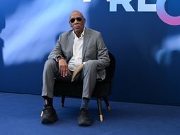 Morgan Freeman, Morgan Frimen nosi rukavicu