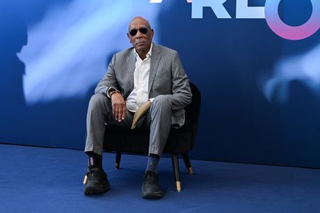 Morgan Freeman, Morgan Frimen nosi rukavicu Morgan Freeman, Morgan Frimen nosi rukavicu