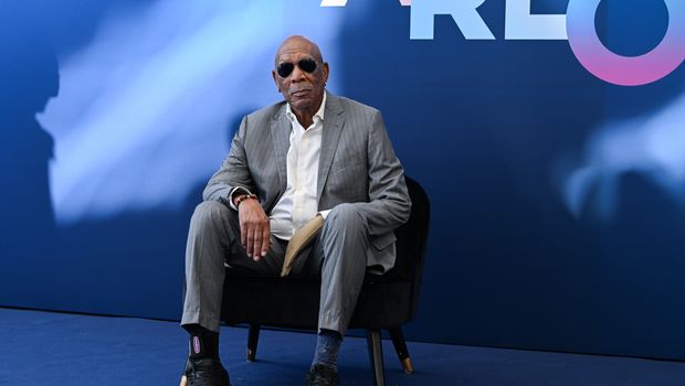 Morgan Freeman, Morgan Frimen nosi rukavicu