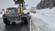 Zavejan Manastir Vujan, ne može mu se prići: Putari sa teškom mehanizacijom satima su na terenu!