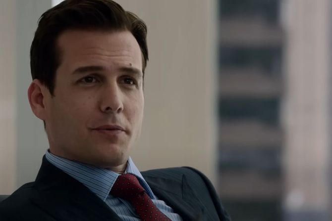 Gabrijel Maht kao Harvi Spekter u seriji "Suits"