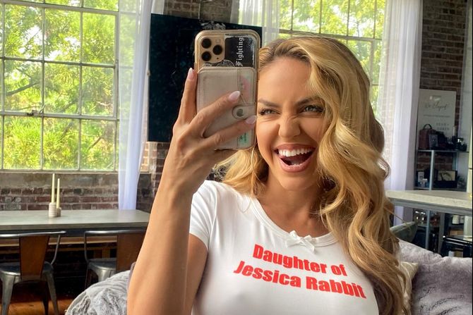 Prelepa američka pevačica objavila video iz kreveta vezan za Nikolu ...