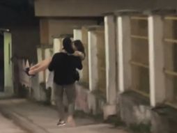 Dečko nosi devojku u štiklama