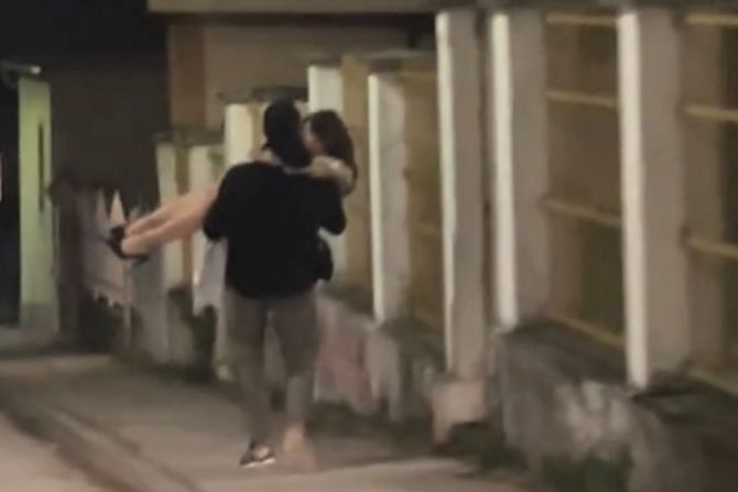 Dečko nosi devojku u štiklama Dečko nosi devojku u štiklama