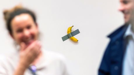 Umetnička instalacija "banana zalepljena na zid" prodata za 6,2 miliona dolara
