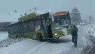 Autobus kod Šapca proklizao i završio zaglavljen pored puta: Sneg ne prestaje da pravi probleme na kolovozima