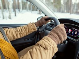 Zima, sneg, vožnja, kola, auto, rukavice, zimska jakna