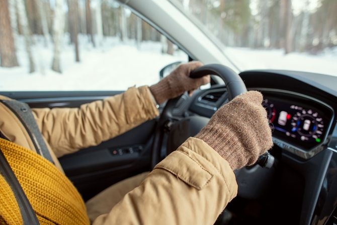 Zima, sneg, vožnja, kola, auto, rukavice, zimska jakna