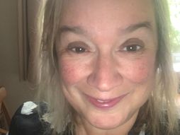 Linda Ajtičson sa ćerkama bliznakinjama