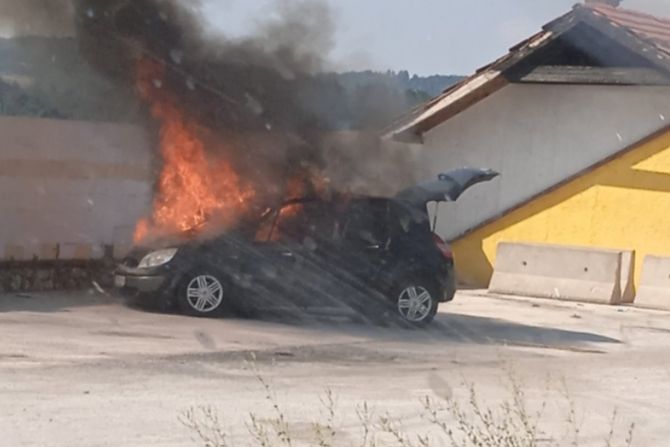 Gori auto u Užicu