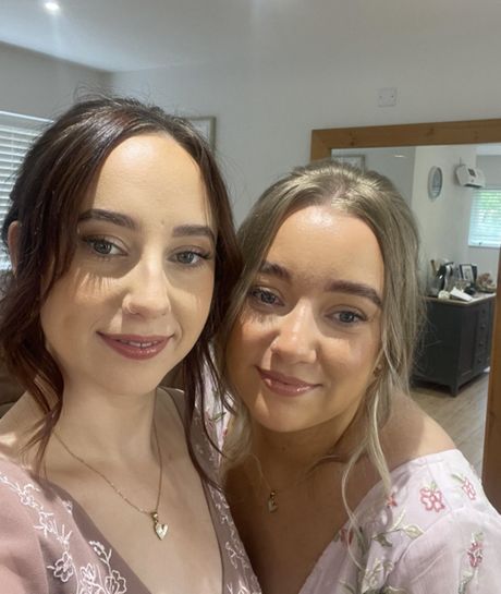 Linda Ajtičson sa ćerkama bliznakinjama