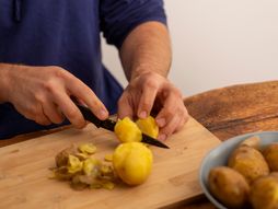 Muškarac jede krompir