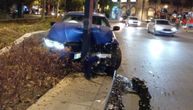 Užas u centru Beograda: BMW se zakucao u banderu, prednji deo automobila smrskan