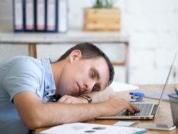 Čovek spava na poslu