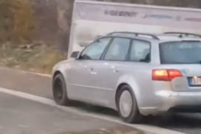 Vožnja trotoarom u Zemunu Vožnja trotoarom u Zemunu