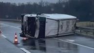 Vozač izgubio kontrolu na auto-putu Miloš Veliki: Kombi se prevrnuo, saobraćaj se odvija usporeno