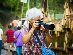 Putovanja, starija žena, turisti, solo putovanja