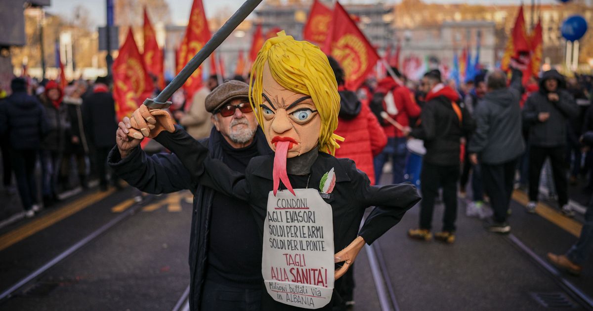 Zapaljena lutka sa likom Đorđe Meloni, ljudi se raduju i aplaudiraju: Haos na protestima u italiji