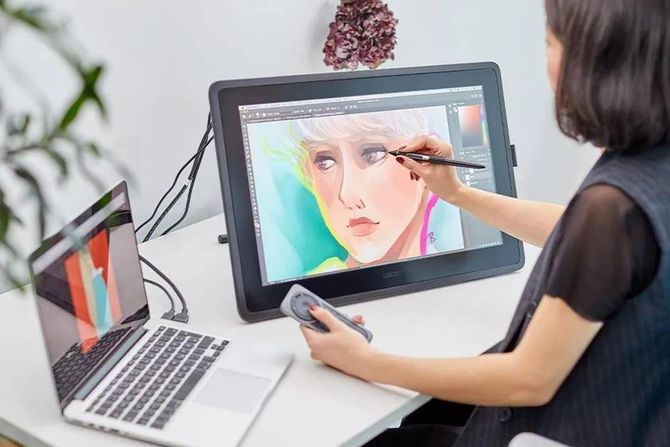 wacom-cintiq-22-in-use-lanczos3