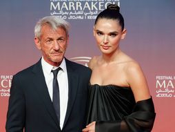 Šon Pen sa devojkom