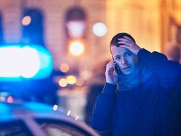 Uplašen mladić, noć, nasilje, automobil, kola, policija, poziv