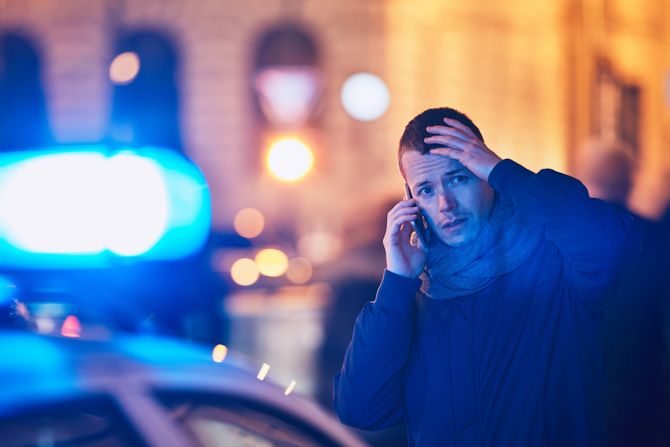 Uplašen mladić, noć, nasilje, automobil, kola, policija, poziv Uplašen mladić, noć, nasilje, automobil, kola, policija, poziv