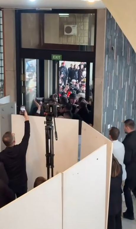 Demonstranti NASILNO pokušavaju da uđu u Skupštinu grada
