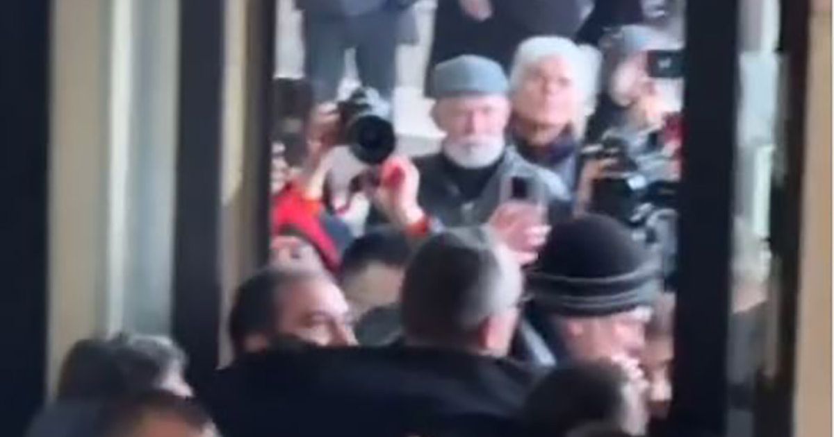 Demonstranti upadaju u zgradu, guraju se sa policijom: Raspravlja se o smeni gradonačelnika Milana Đurića