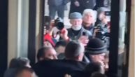 Demonstranti upadaju u zgradu, guraju se sa policijom: Raspravlja se o smeni gradonačelnika Milana Đurića