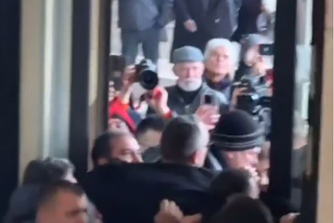 Demonstranti NASILNO pokušavaju da uđu u Skupštinu grada