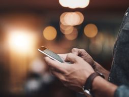 Mobilni telefon u ruci