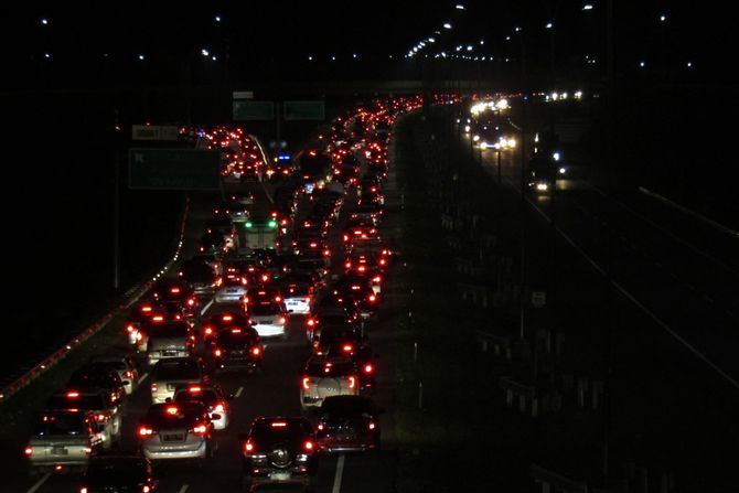 Gužve, gužva , kolona automobila, kola zastoj, noć