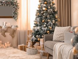 Novogodišnja jelka i ukrasi