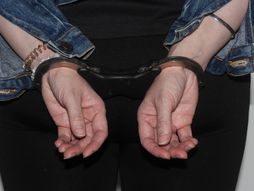 Lisice žena hapšenje